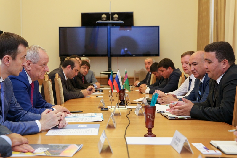 Рамазан Алиев встретился с бизнесменами из Туркменистана