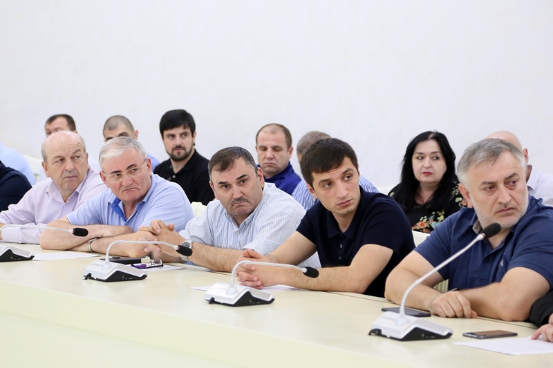 Вопрос обеспечения полноты уплаты налоговых платежей предприятиями строительной отрасли обсудили под руководством Рамазана Алиева
