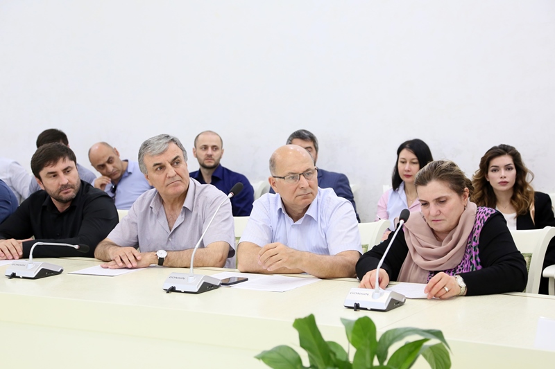 Вопрос обеспечения полноты уплаты налоговых платежей предприятиями строительной отрасли обсудили под руководством Рамазана Алиева