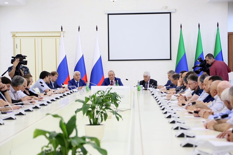 Вопрос обеспечения полноты уплаты налоговых платежей предприятиями строительной отрасли обсудили под руководством Рамазана Алиева