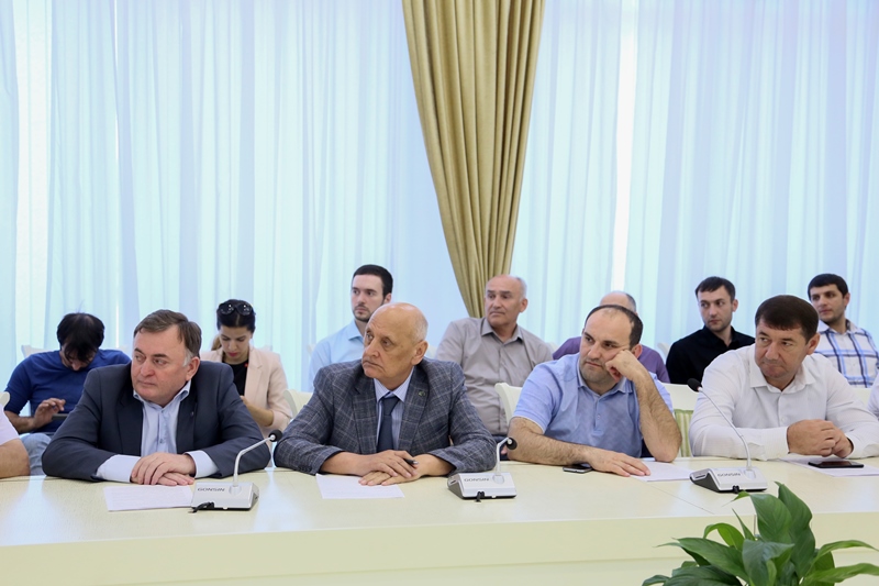 Вопрос обеспечения полноты уплаты налоговых платежей предприятиями строительной отрасли обсудили под руководством Рамазана Алиева