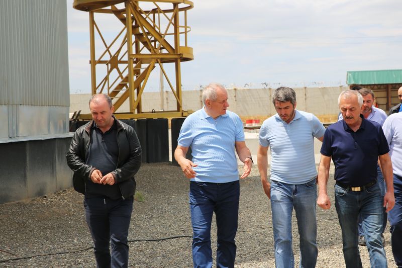 Правительственная комиссия посетила асфальтобетонный завод в поселке Тюбе
