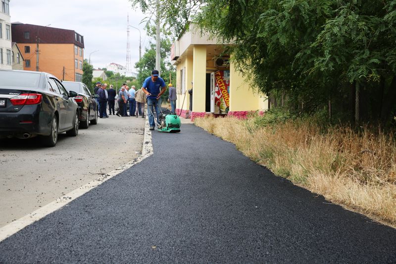 В Махачкале начали ремонт тротуаров на улицах, реконструированных в рамках реализации программы «Безопасные и качественные дороги» в 2017 году