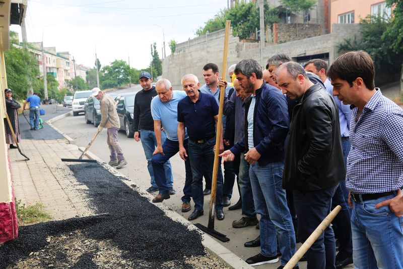 В Махачкале начали ремонт тротуаров на улицах, реконструированных в рамках реализации программы «Безопасные и качественные дороги» в 2017 году