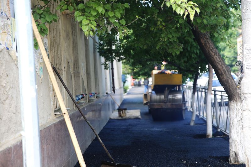 В Махачкале начали ремонт тротуаров на улицах, реконструированных в рамках реализации программы «Безопасные и качественные дороги» в 2017 году