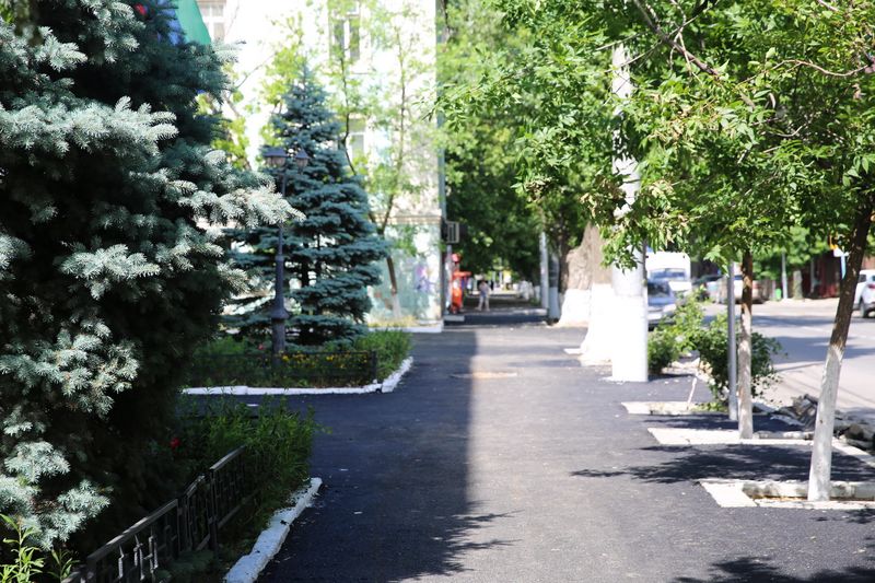 В Махачкале начали ремонт тротуаров на улицах, реконструированных в рамках реализации программы «Безопасные и качественные дороги» в 2017 году