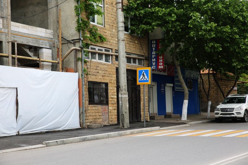 В Махачкале начали ремонт тротуаров на улицах, реконструированных в рамках реализации программы «Безопасные и качественные дороги» в 2017 году
