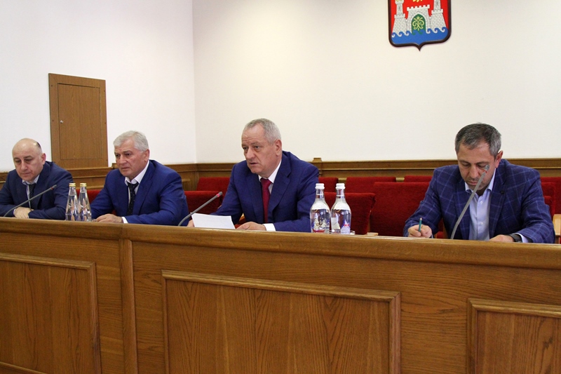 Рамазан Алиев провел совещание по вопросам налогообложения в мэрии Махачкалы