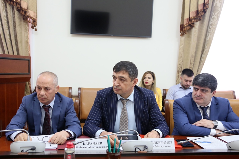 В Правительстве Дагестана обсудили ситуацию с размывом берегов реки Самур в Ахтынском районе