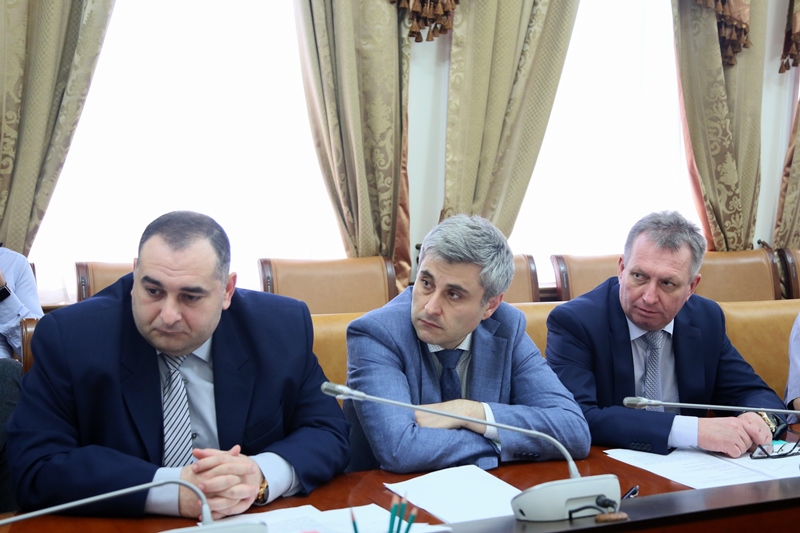 В Правительстве Дагестана обсудили ситуацию с размывом берегов реки Самур в Ахтынском районе