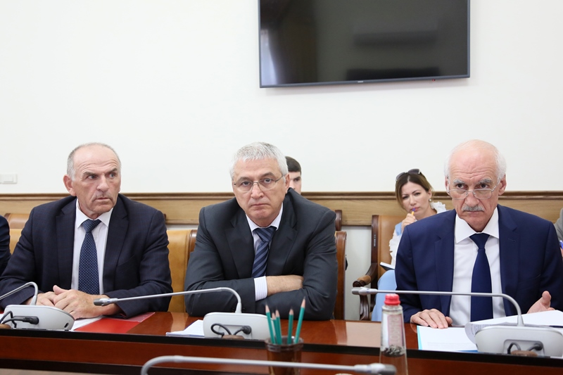 В Правительстве Дагестана обсудили ситуацию с размывом берегов реки Самур в Ахтынском районе
