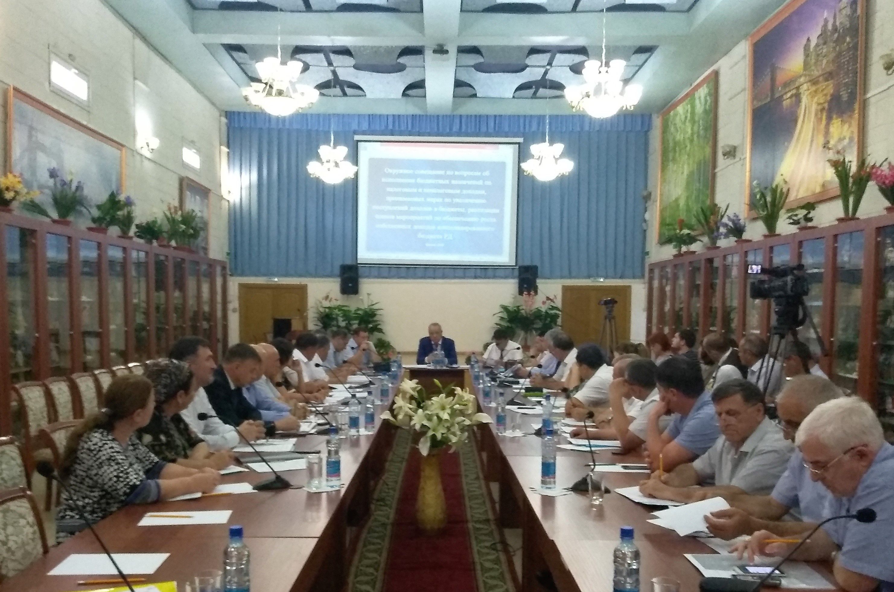 Рамазан Алиев провел совещание по вопросам обеспечения роста собственных доходов консолидированного бюджета РД