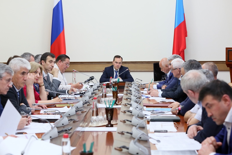 Артём Здунов провел совещание по вопросам освоения средств, выделенных на реализацию госпрограмм