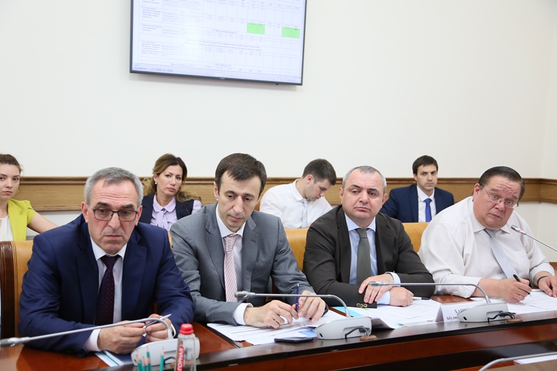 Артём Здунов провел совещание по вопросам освоения средств, выделенных на реализацию госпрограмм