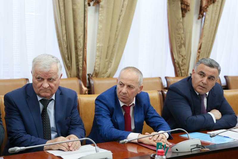 Артём Здунов провел совещание по вопросам освоения средств, выделенных на реализацию госпрограмм