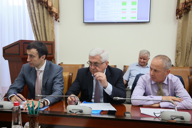 В Правительстве Дагестана обсудили вопросы освоения средств, выделенных на реализацию госпрограмм