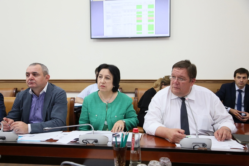 В Правительстве Дагестана обсудили вопросы освоения средств, выделенных на реализацию госпрограмм