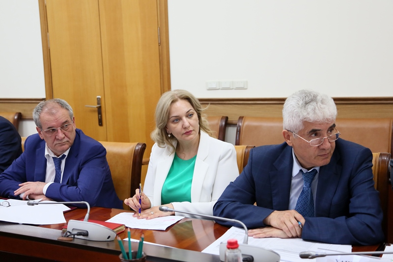 В Правительстве Дагестана обсудили вопросы освоения средств, выделенных на реализацию госпрограмм