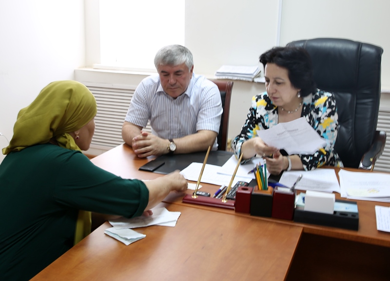Уммупазиль Омарова провела личный прием  граждан в городе Дагестанские Огни
