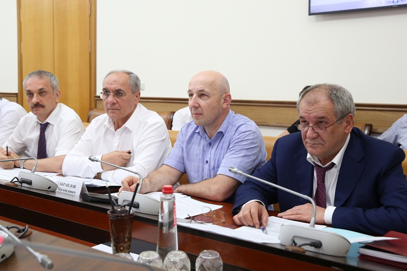 Вопросы по завершению мероприятий программы по переселению граждан из аварийного жилищного фонда обсудили в Правительстве РД