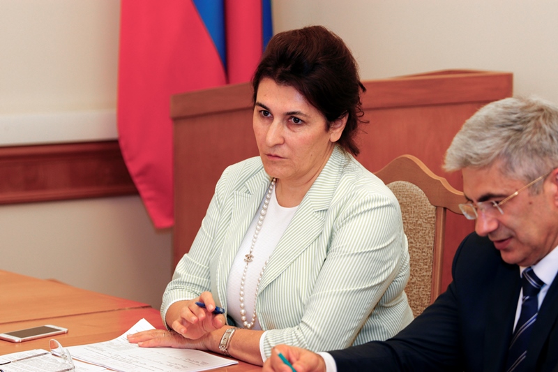 Уммупазиль Омарова провела видеоконференцию по вопросам готовности образовательных организаций к новому учебному году