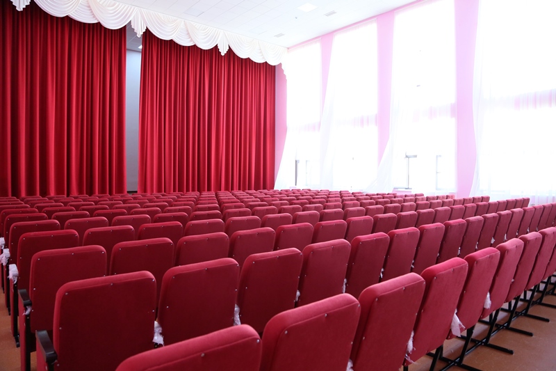 Глава Минстроя России  и премьер-министр Дагестана посетили построенную в Каспийске новую школу