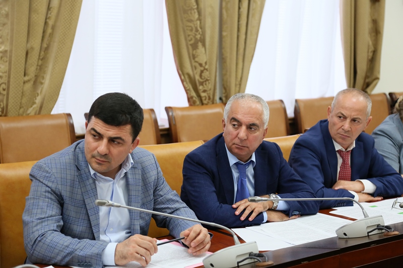 В правительстве Дагестана обсужден ход исполнения соглашений, заключенных с федеральными органами исполнительной власти