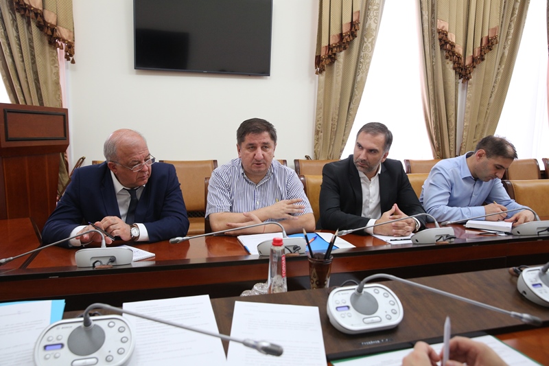 Обсужден ход проведения работ по подключению к сети Интернет медицинских организаций Дагестана