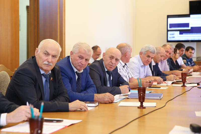 Владимир Иванов поручил оперативно решить проблемные вопросы, касающиеся введения в эксплуатацию спортблоков новых школ