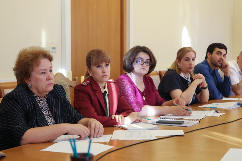 В Правительстве Дагестана обсудили вопросы лицензирования медицинских кабинетов в образовательных организациях республики