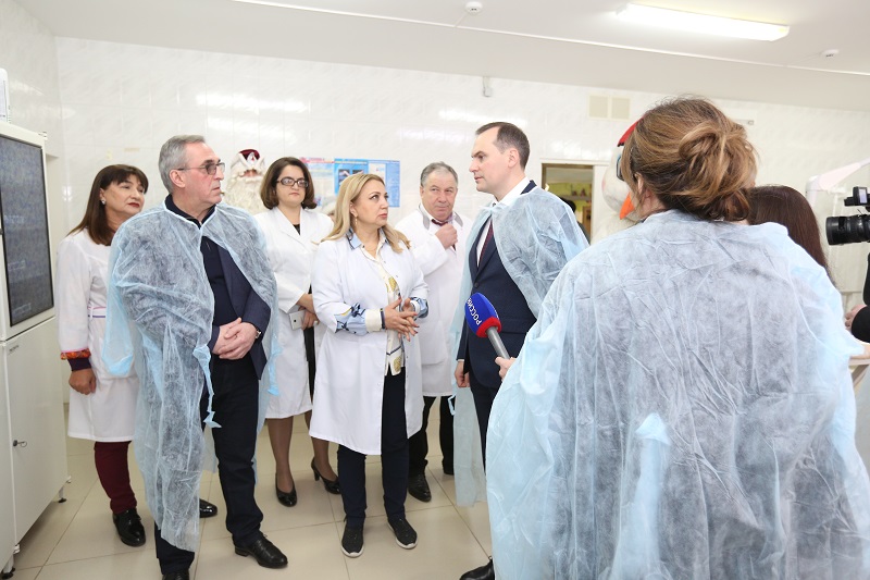 Премьер-министр Дагестана поздравил маленьких пациентов онкогематологического отделения ДРКБ с Новым годом