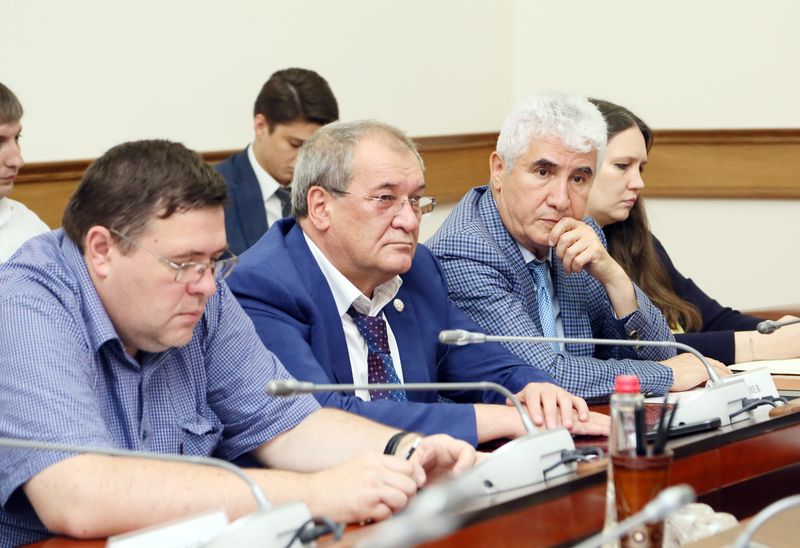 Под руководством Артёма Здунова обсудили развитие топливно-энергетического комплекса Дагестана