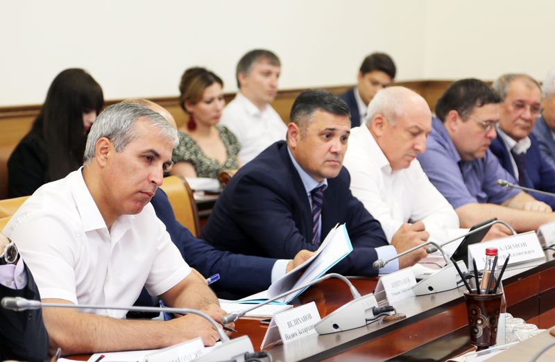 Под руководством Артёма Здунова обсудили развитие топливно-энергетического комплекса Дагестана