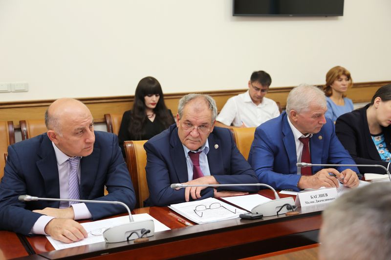 Артём Здунов призвал активизировать работу по развитию топливно-энергетического комплекса Дагестана