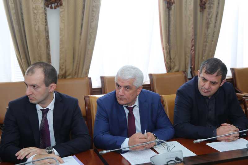 Артём Здунов вручил дагестанцам свидетельства о предоставлении субсидий для обеспечения жильем