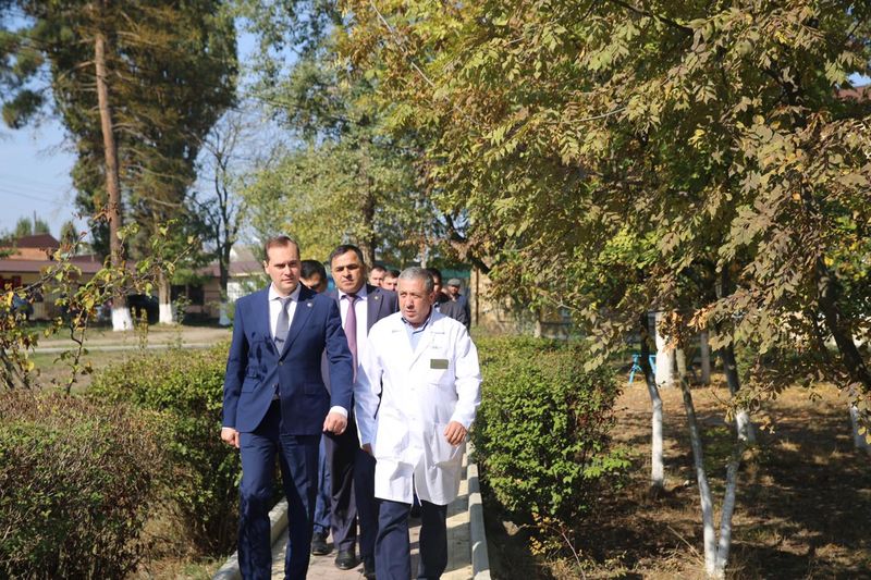 В Магарамкентском районе Артём Здунов осмотрел строящиеся социальные объекты