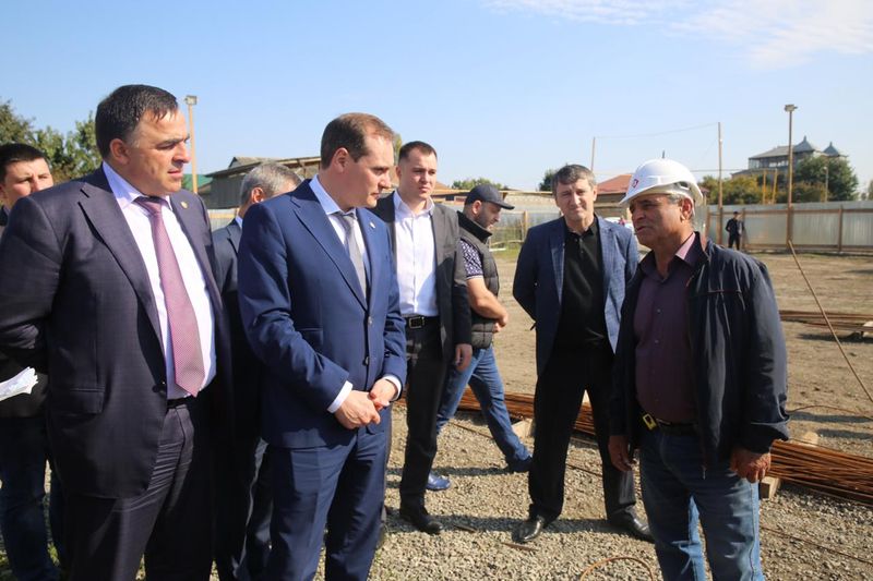 В Магарамкентском районе Артём Здунов осмотрел строящиеся социальные объекты