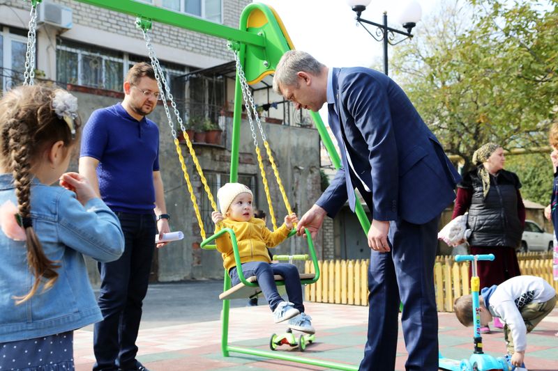Владимир Иванов  с выездом на место ознакомился с ходом  реализации проекта «Формирование комфортной городской среды»