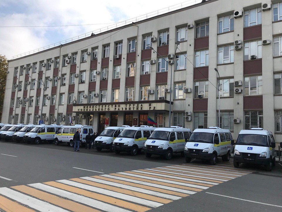 Учреждениям социального развития Дагестана вручили ключи от автомобилей в рамках проекта «Старшее поколение»