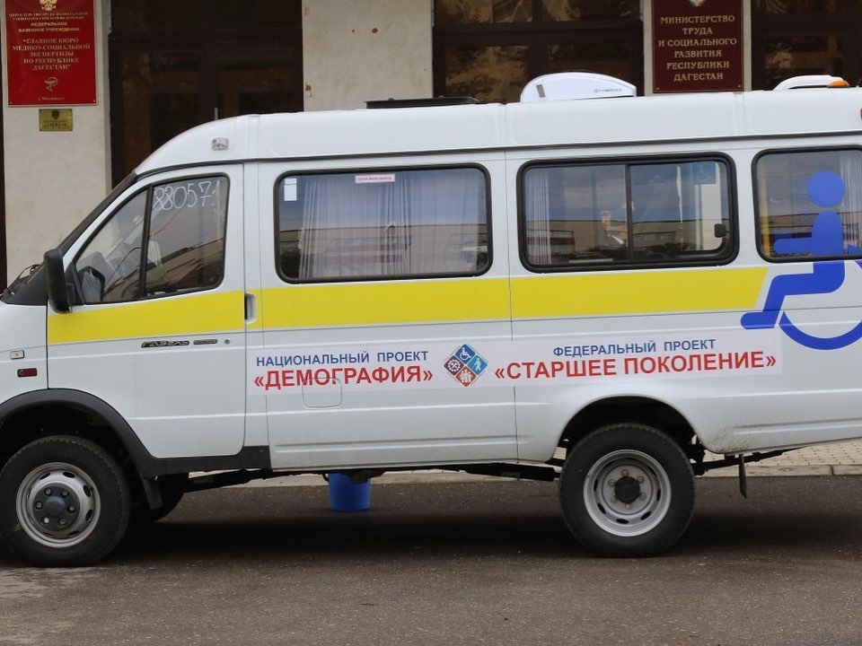 Учреждениям социального развития Дагестана вручили ключи от автомобилей в рамках проекта «Старшее поколение»
