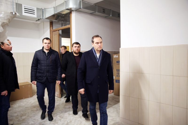 Глава кабмина Дагестана посетил площадку детского сада, строящегося в Каспийске