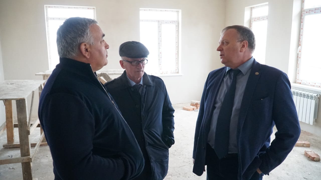 Владимир Лемешко ознакомился с ходом строительства детского сада в Магарамкентском районе