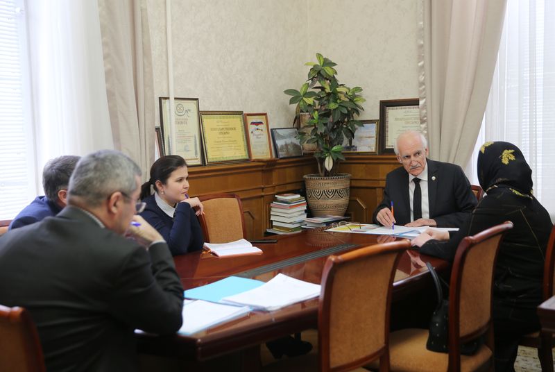 Вице-премьер Рамазан Джафаров рассмотрел обращения дагестанцев