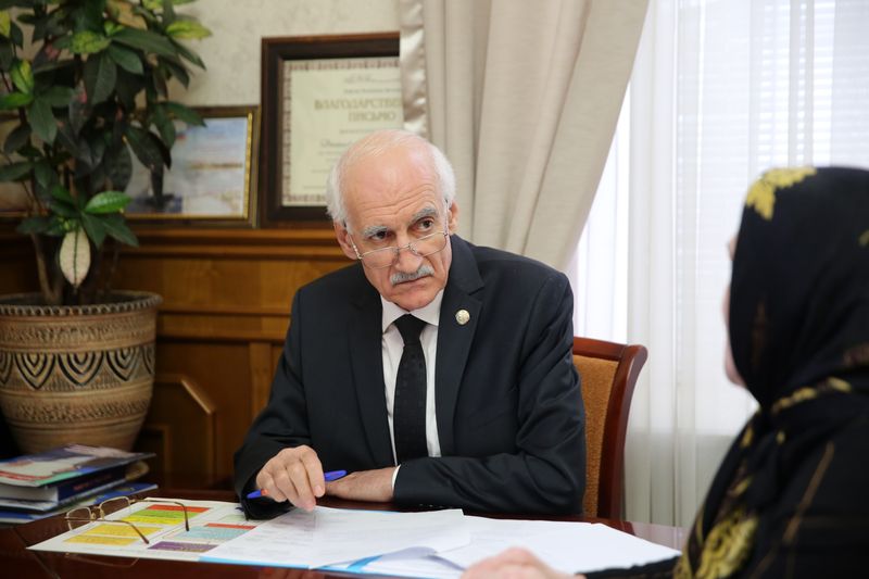 Вице-премьер Рамазан Джафаров рассмотрел обращения дагестанцев