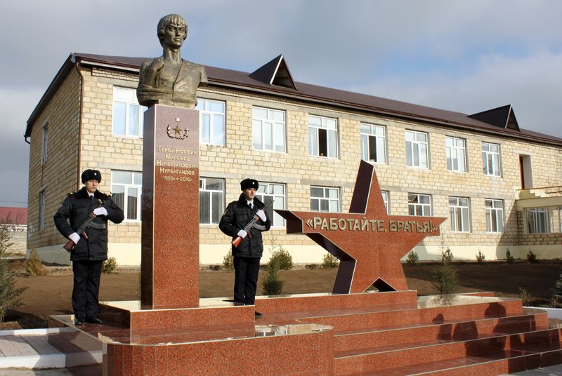 В Дагестане торжественно открыли памятник Герою России Магомеду Нурбагандову