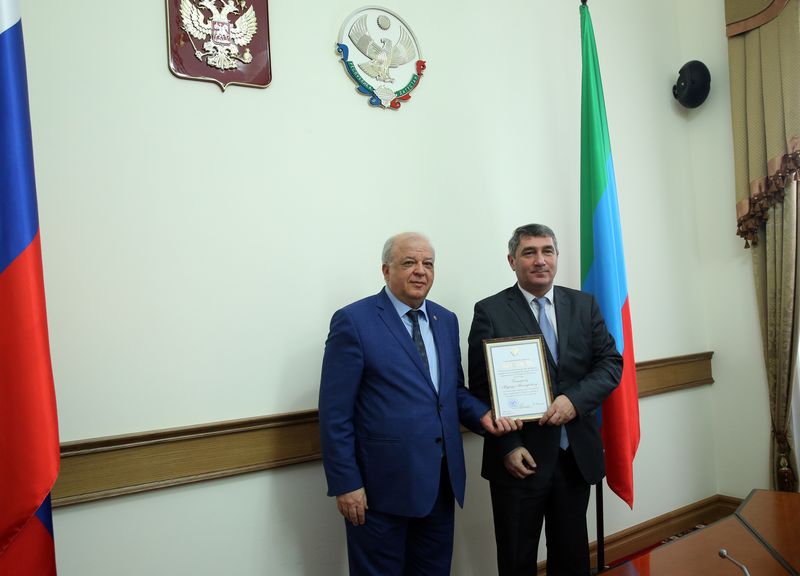 Анатолий Карибов вручил государственные награды дагестанцам