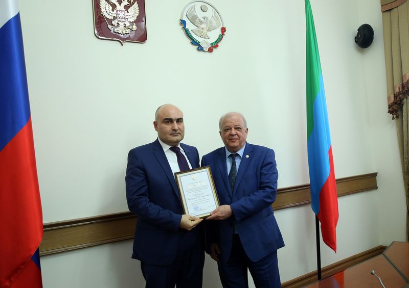 Анатолий Карибов вручил государственные награды дагестанцам