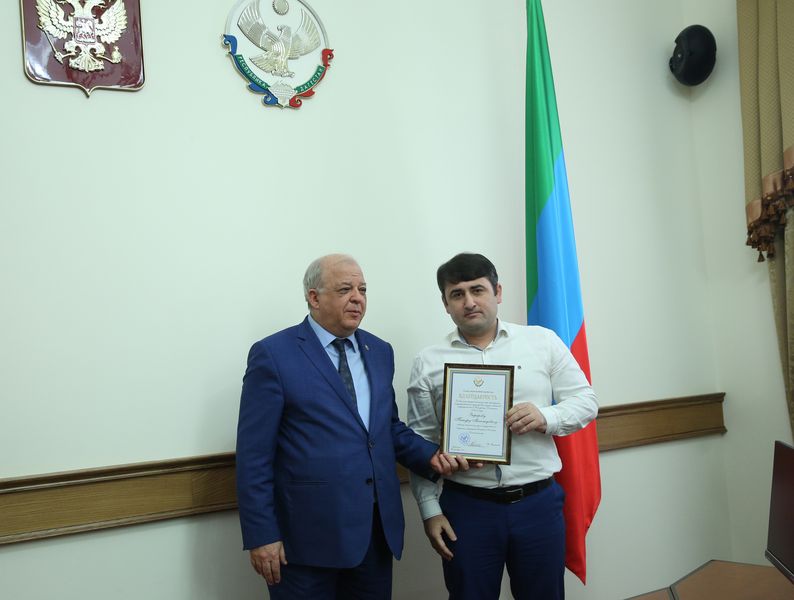 Анатолий Карибов вручил государственные награды дагестанцам