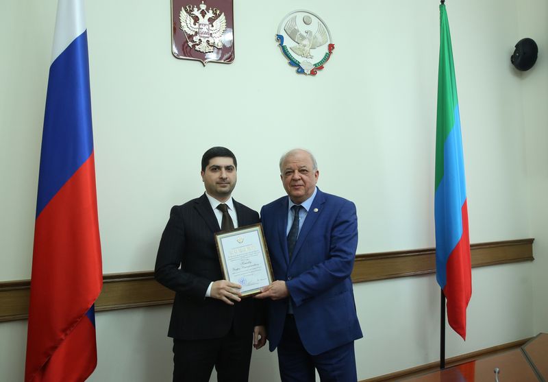 Анатолий Карибов вручил государственные награды дагестанцам