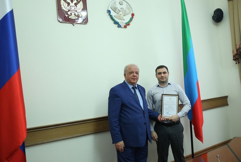 Анатолий Карибов вручил государственные награды дагестанцам